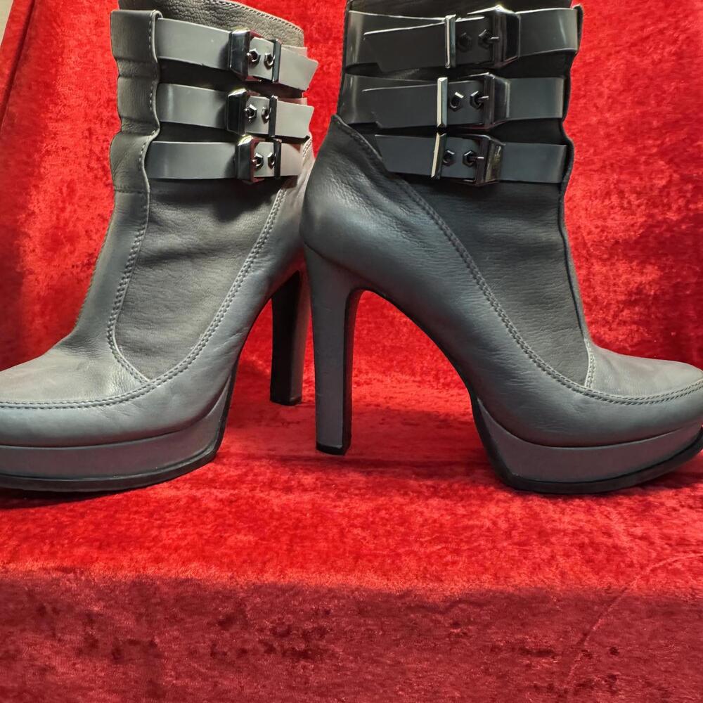Gianni Bini Xena Platform Buckle Boot Gray Women's Size 9